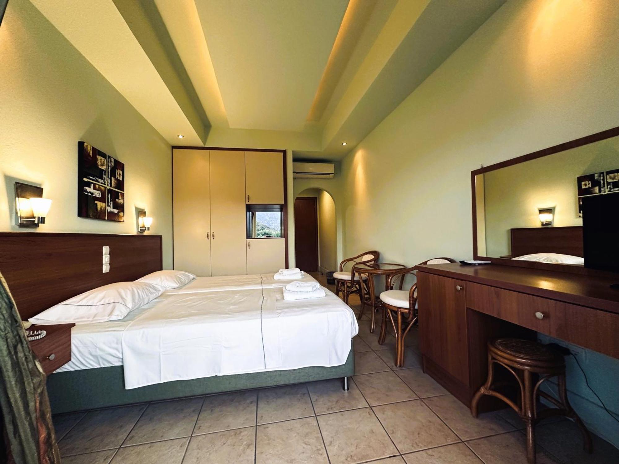 Souris Hotel Roviés Eksteriør bilde